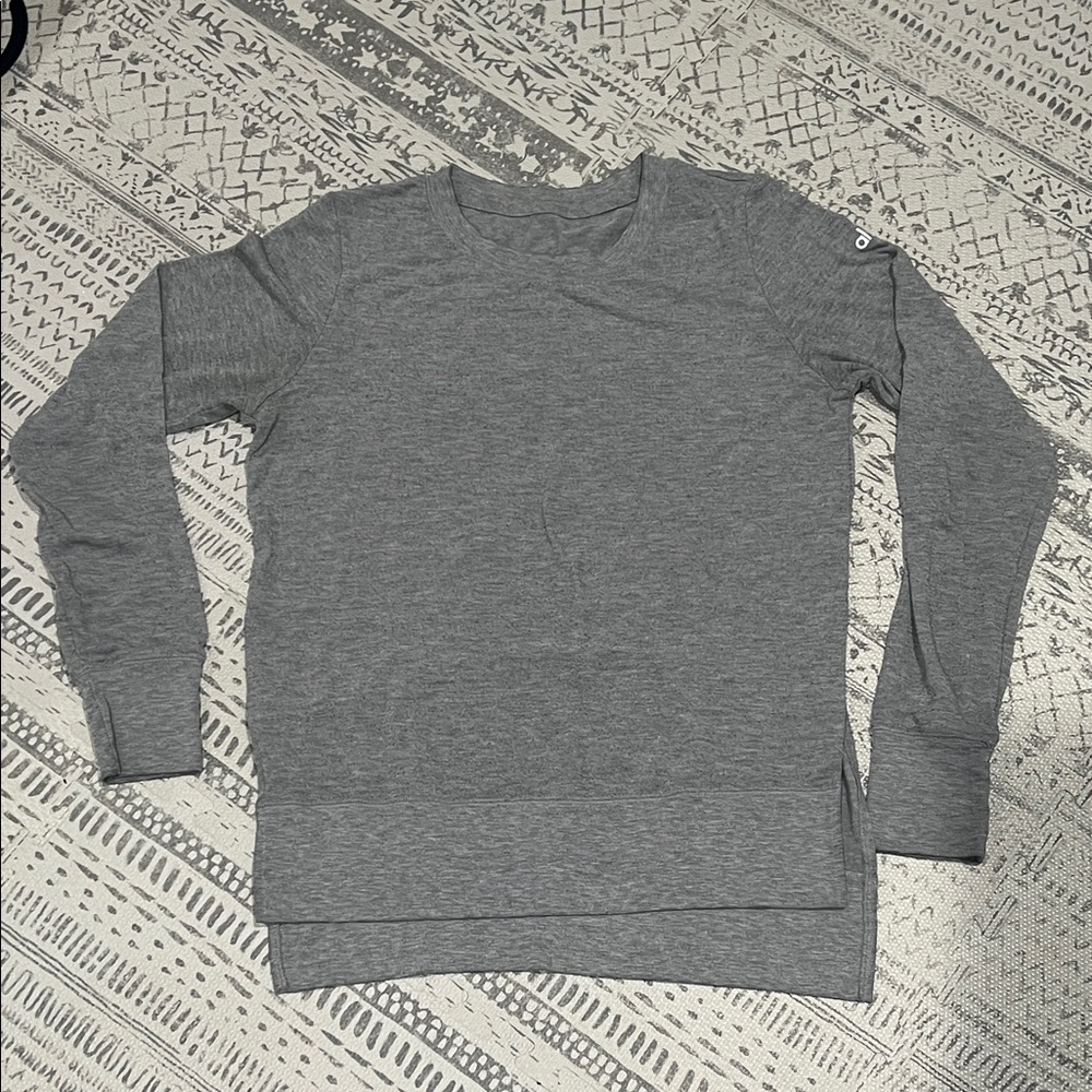 Alo Yoga Gray High-Slit Sweater Top Small (Est.) Cozy Long Sleeve